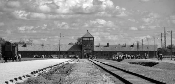 Auschwitz Birkenau Poland 奥斯威辛集中营入口是由德国纳粹集中营和波兰第三帝国建造和经营的灭绝集中营组成的网络 — 图库照片