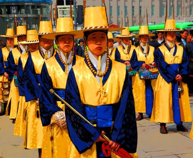 SEOUL KOREA 04 07 2013: Deoksugung Sarayı Kraliyet Muhafız Değiştirme Töreni katılımcısı Buckingham Sarayı 'ndaki muhafızların değişimine benzer bir gelenektir.