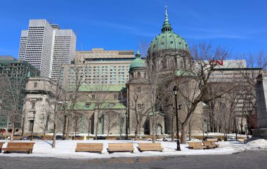 MONTREAL QUEBEC CANADA 30 AĞUSTOS 2016: Montreal Kraliçesi Elisabeth Hotel, CN, Sunlife and Place ville Marie Buildings, Mary Katedrali-Bazilikası, Dünya Kraliçesi