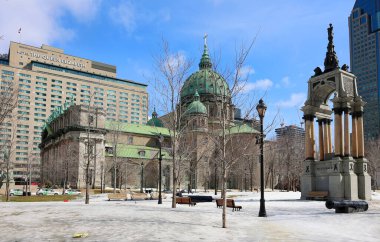 MONTREAL QUEBEC CANADA 30 AĞUSTOS 2016: Montreal Kraliçesi Elisabeth Hotel, CN, Sunlife and Place ville Marie Buildings, Mary Katedrali-Bazilikası, Dünya Kraliçesi