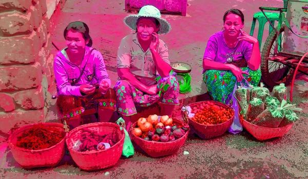 Siem Reap Region Cambodia March 2013 Unidentified Woman Sailing Fruits — Foto Stock