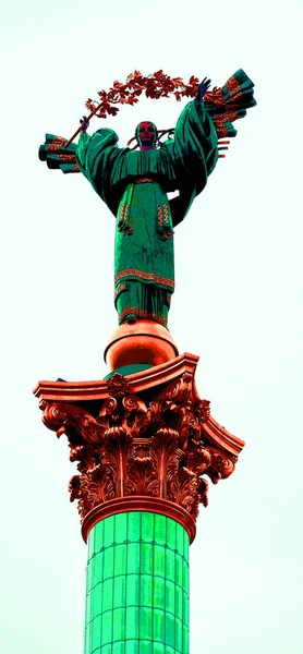 Kiev Ukraine Independence Monument Victory Column Figurine Woman Berehynia Guelder — стоковое фото