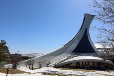 Montreal CANADA 07: 12 2019 Montreal Olimpiyat kulesi ve olimpiyat halkaları. Olimpiyat alevi, Prometheus 'un Yunan tanrısı Zeus' tan çaldığı ateşin anısına düzenlenen Olimpiyat Oyunları 'nın bir sembolüdür.