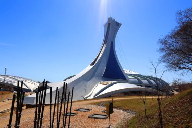 Montreal CANADA 07: 12 2019 Montreal Olimpiyat kulesi ve olimpiyat halkaları. Olimpiyat alevi, Prometheus 'un Yunan tanrısı Zeus' tan çaldığı ateşin anısına düzenlenen Olimpiyat Oyunları 'nın bir sembolüdür.