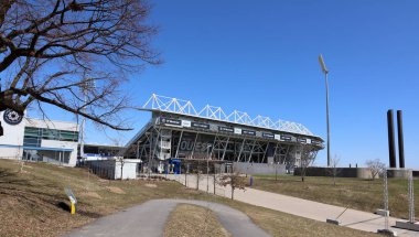 Montreal CANADA 07: 12 2019 Montreal Olimpiyat kulesi ve olimpiyat halkaları. Olimpiyat alevi, Prometheus 'un Yunan tanrısı Zeus' tan çaldığı ateşin anısına düzenlenen Olimpiyat Oyunları 'nın bir sembolüdür.