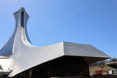Montreal CANADA 07: 12 2019 Montreal Olimpiyat kulesi ve olimpiyat halkaları. Olimpiyat alevi, Prometheus 'un Yunan tanrısı Zeus' tan çaldığı ateşin anısına düzenlenen Olimpiyat Oyunları 'nın bir sembolüdür.