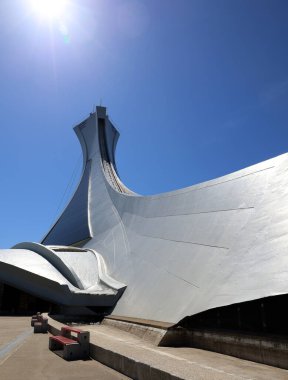 Montreal CANADA 07: 12 2019 Montreal Olimpiyat kulesi ve olimpiyat halkaları. Olimpiyat alevi, Prometheus 'un Yunan tanrısı Zeus' tan çaldığı ateşin anısına düzenlenen Olimpiyat Oyunları 'nın bir sembolüdür.