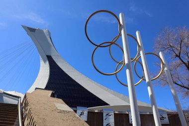 Montreal CANADA 07: 12 2019 Montreal Olimpiyat kulesi ve olimpiyat halkaları. Olimpiyat alevi, Prometheus 'un Yunan tanrısı Zeus' tan çaldığı ateşin anısına düzenlenen Olimpiyat Oyunları 'nın bir sembolüdür.