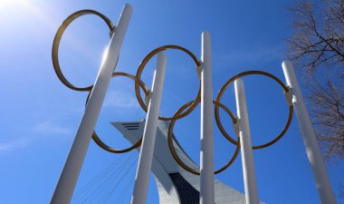 Montreal CANADA 07: 12 2019 Montreal Olimpiyat kulesi ve olimpiyat halkaları. Olimpiyat alevi, Prometheus 'un Yunan tanrısı Zeus' tan çaldığı ateşin anısına düzenlenen Olimpiyat Oyunları 'nın bir sembolüdür.