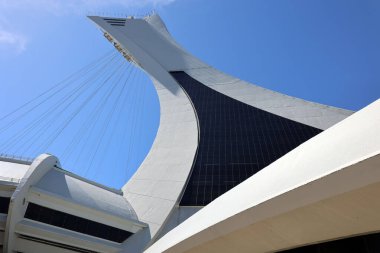 Montreal CANADA 07: 12 2019 Montreal Olimpiyat kulesi ve olimpiyat halkaları. Olimpiyat alevi, Prometheus 'un Yunan tanrısı Zeus' tan çaldığı ateşin anısına düzenlenen Olimpiyat Oyunları 'nın bir sembolüdür.