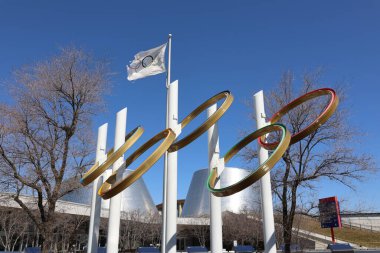 Montreal CANADA 07: 12 2019 Montreal Olimpiyat kulesi ve olimpiyat halkaları. Olimpiyat alevi, Prometheus 'un Yunan tanrısı Zeus' tan çaldığı ateşin anısına düzenlenen Olimpiyat Oyunları 'nın bir sembolüdür.