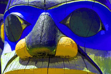 DUNCAN BC CANADA 22 Haziran 2010: Duncan 'ın turizm sloganındaki totem direği 