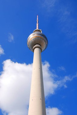 BERLIN GERMANY 05: 20 2010: Alexanderplatz 'da bulunan Fernsehturm (Televizyon Kulesi). Kule 1965 ve 1969 yılları arasında eski Alman Demokratik Cumhuriyeti tarafından inşa edilmiştir.