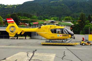 KITZBUHEL AUSTRIA HAZİRAN 08: Avusturya kurtarma helikopteri 8 Haziran 2010 tarihinde Kitzbuhel Avusturya 'da.