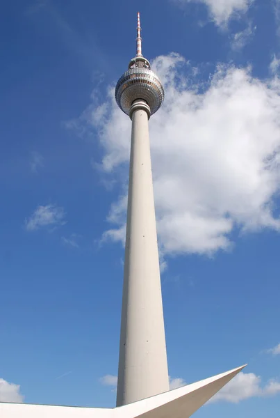 ベルリンドイツ05 2010 Fernsehturm テレビ塔 アレクサンダー広場に位置しています 塔は1965年から1969年にかけて旧ドイツ民主共和国によって建設された — ストック写真