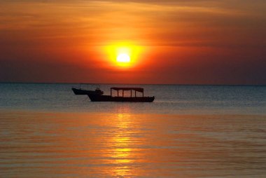 NUNGWI BEACH ZANZIBAR TANZANIA 23 2011: Günbatımında balıkçı teknesi, günbatımında Nungwi Köyü, Zanzibar Adası, Tanzanya Nungwi. Nungwi geleneksel olarak Zanzibar 'ın dhow-building endüstrisinin merkezidir..