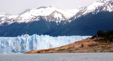 Perito Moreno Buzulu, Arjantin 'in Santa Cruz eyaletindeki Los Glaciares Ulusal Parkı' nda bulunan bir buzuldur. Patagonya 'nın en önemli turistik merkezlerinden biridir.