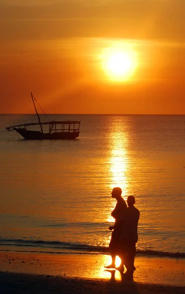 NUNGWI BEACH ZANZIBAR TANZANIA 23 2011: Günbatımında balıkçı teknesi, günbatımında Nungwi Köyü, Zanzibar Adası, Tanzanya Nungwi. Nungwi geleneksel olarak Zanzibar 'ın dhow-building endüstrisinin merkezidir..