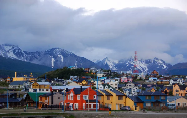 Scenic Shot Small Town Front Beautiful Snow Capped Mountains Canada — Φωτογραφία Αρχείου
