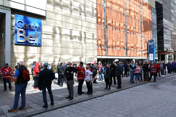 Montreal Canada 2022 Άνθρωποι Που Περιμένουν Φλεγόμενο Παρεκκλήσι Του Αείμνηστου — Φωτογραφία Αρχείου