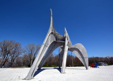 MONTREAL CANADA 03 27 2020: Alexander Calder 'ın L' Homme French heykeli, Montreal 'de Parc Jean-Drapeau' da yer alan büyük ölçekli bir açık hava heykelidir. 1967 Dünya Fuarı Yapımı