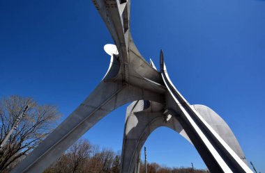 MONTREAL CANADA 03 27 2020: Alexander Calder 'ın L' Homme French heykeli, Montreal 'de Parc Jean-Drapeau' da yer alan büyük ölçekli bir açık hava heykelidir. 1967 Dünya Fuarı Yapımı