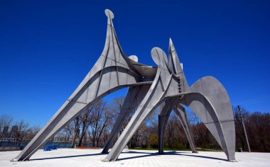 MONTREAL CANADA 03 27 2020: Alexander Calder 'ın L' Homme French heykeli, Montreal 'de Parc Jean-Drapeau' da yer alan büyük ölçekli bir açık hava heykelidir. 1967 Dünya Fuarı Yapımı