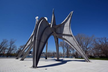 MONTREAL CANADA 03 27 2020: Alexander Calder 'ın L' Homme French heykeli, Montreal 'de Parc Jean-Drapeau' da yer alan büyük ölçekli bir açık hava heykelidir. 1967 Dünya Fuarı Yapımı
