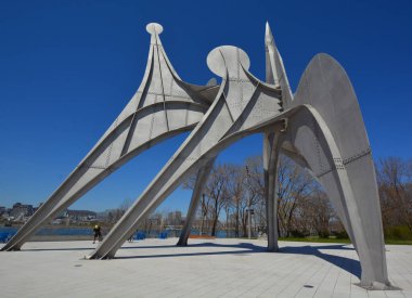 MONTREAL CANADA 03 27 2020: Alexander Calder 'ın L' Homme French heykeli, Montreal 'de Parc Jean-Drapeau' da yer alan büyük ölçekli bir açık hava heykelidir. 1967 Dünya Fuarı Yapımı