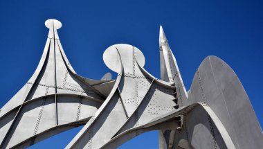 MONTREAL CANADA 03 27 2020: Alexander Calder 'ın L' Homme French heykeli, Montreal 'de Parc Jean-Drapeau' da yer alan büyük ölçekli bir açık hava heykelidir. 1967 Dünya Fuarı Yapımı