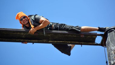 VANCOUVER BC CANADA 27 HAZİRAN 2015: Grouse Dağı kereste gösterisinde kütük tırmanışı, Grouse Dağı 'nın tepesinde yeteneklerini sergileyen şampiyon sanatçılardan oluşan bir ekibe dayanır..