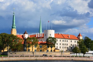 Riga Letonya 09 22 2015: Riga Castle Riga'da Daugava Nehri kıyısında bir kale, kale 1330 kurulmuştur. Bu yapı iyice 1497 ve 1515 arasında yeniden inşa edildi.