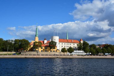 Riga Letonya 09 22 2015: Riga Castle Riga'da Daugava Nehri kıyısında bir kale, kale 1330 kurulmuştur. Bu yapı iyice 1497 ve 1515 arasında yeniden inşa edildi.