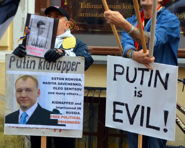 Tallinn Estonya 09 27 2015: Rus Elçiliği Rusya Ukrayna ve uçuş Mh17 Malezya Hava hattı önünde karşı askerî saldırganlığı ile bağlantılı olarak anti-Rus V.Putin karşı protesto.