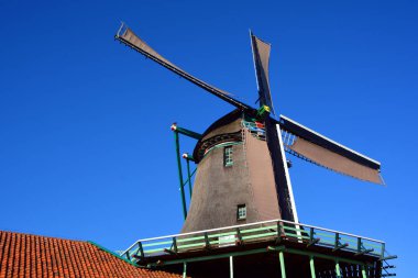 ZAANSE SCHANS NETHERLAND 10 01 2015: Zaanse Schans, Hollanda 'nın Zaanstad belediyesinde yer alan bir mahalle. İyi korunmuş tarihi yel değirmenleri koleksiyonu var.