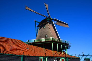 ZAANSE SCHANS NETHERLAND 10 01 2015: Zaanse Schans, Hollanda 'nın Zaanstad belediyesinde yer alan bir mahalle. İyi korunmuş tarihi yel değirmenleri koleksiyonu var.