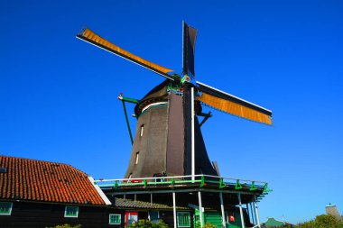 ZAANSE SCHANS NETHERLAND 10 01 2015: Zaanse Schans, Hollanda 'nın Zaanstad belediyesinde yer alan bir mahalle. İyi korunmuş tarihi yel değirmenleri koleksiyonu var.