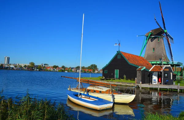Zanse Schansオランダ10 2015 Zanse SchansはオランダのZanstadの自治体にあるZaandamの近所です 保存状態の良い歴史的な風車のコレクションがあります — ストック写真