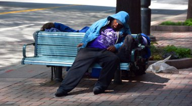Charlotte North Carolina Usa 20 Haziran 2016: Parkta evsiz bir adam, Charlotte 'da kronik evsiz, yaklaşık 450 kişi