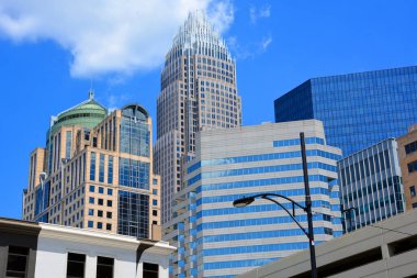 Charlotte North Carolina 22 Haziran 2916: Bank of America Corporate Center binası ve Charlotte şehir merkezi Kuzey Carolina eyaletinin en büyük şehridir. Mecklenburg ilçesinin merkezidir.