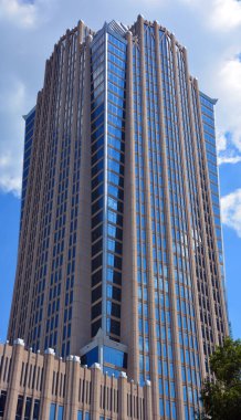 Charlotte North Carolina 20 Haziran 2016: Kuzey Carolina 'daki Hearst Tower 47 katlı bir gökdelendir ve Charlotte' un Bank of America tarafından işletilen üçüncü en yüksek binasıdır..