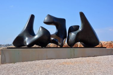 JERUSALEM ISRAEL 25 11 16: Henry Moore üç parça heykel omurgası, 1968-1969, Billy Rose bahçesi, İsrail müzesi