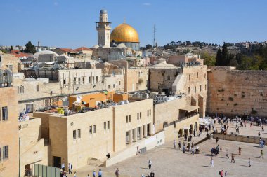 JERUSALEM ISRAEL 26 10 16: Yahudi hasidik duası Batı Duvarı 'nda, Ağlama Duvarı Ağlama Yeri eski Kudüs şehrinde antik bir kireçtaşı duvardır. Büyük Herod 'dan İkinci Yahudi Tapınağı