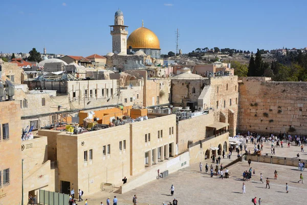 JERUSALEM ISRAEL 26 10 16: Yahudi hasidik duası Batı Duvarı 'nda, Ağlama Duvarı Ağlama Yeri eski Kudüs şehrinde antik bir kireçtaşı duvardır. Büyük Herod 'dan İkinci Yahudi Tapınağı