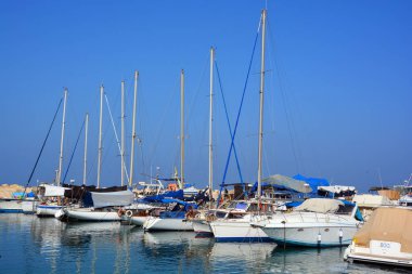JAFFA ISRAEL 05 11 2016: Akdeniz üzerinde eski Jaffo marinasında balıkçı tekneleri. Ortadoğu 'nun tarihi limanı.