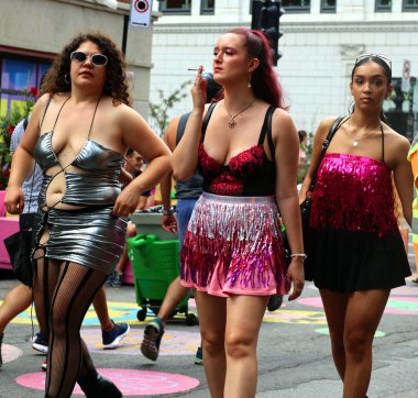 Modern şehirdeki farklı insanlar.