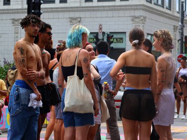 Modern şehirdeki farklı insanlar.