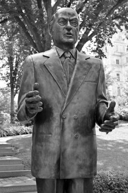 QUEBEC CITY CANADA 08 28 2022: Rene Levesque heykeli bir muhabir, Quebec hükümetinin bir bakanı, Parti Quebecois siyasi partisinin kurucusu ve Quebec 'in 23.