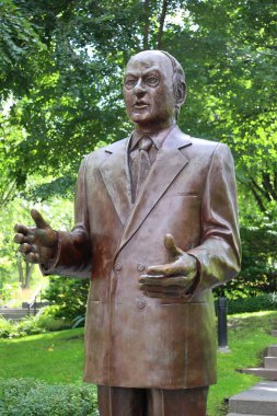 QUEBEC CITY CANADA 08 28 2022: Rene Levesque heykeli bir muhabir, Quebec hükümetinin bir bakanı, Parti Quebecois siyasi partisinin kurucusu ve Quebec 'in 23.