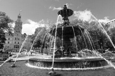 QUEBEC CITY CANADA - 08 28 2022: Parlamento Binası önünde, Fontaine de Tourny Quebec City simgesi olmadan önce bir asırdan fazla Fransa 'da kaldı..
